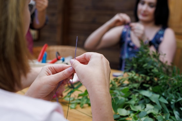 Uczestnicy warsztatów haftu